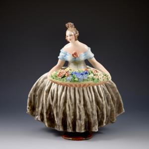 Dame mit Blumenkorb